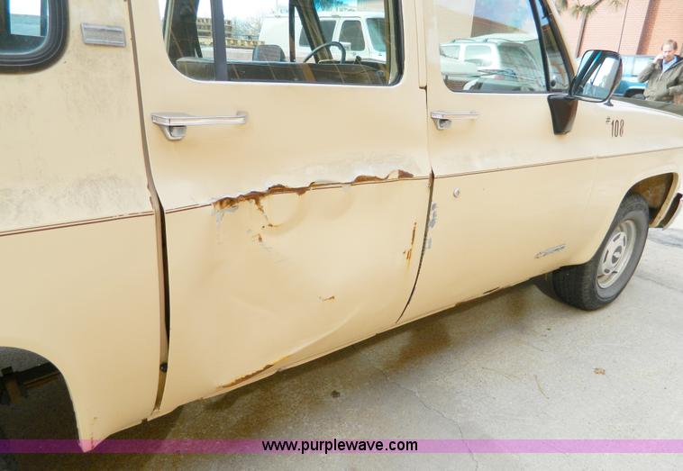 image for item D8622 1989 Chevrolet Suburban 1500 Scottsdale SUV