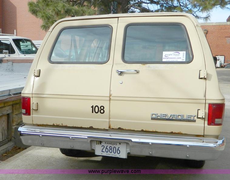 image for item D8622 1989 Chevrolet Suburban 1500 Scottsdale SUV