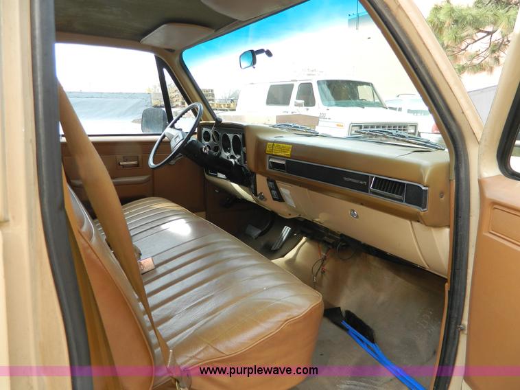 image for item D8622 1989 Chevrolet Suburban 1500 Scottsdale SUV