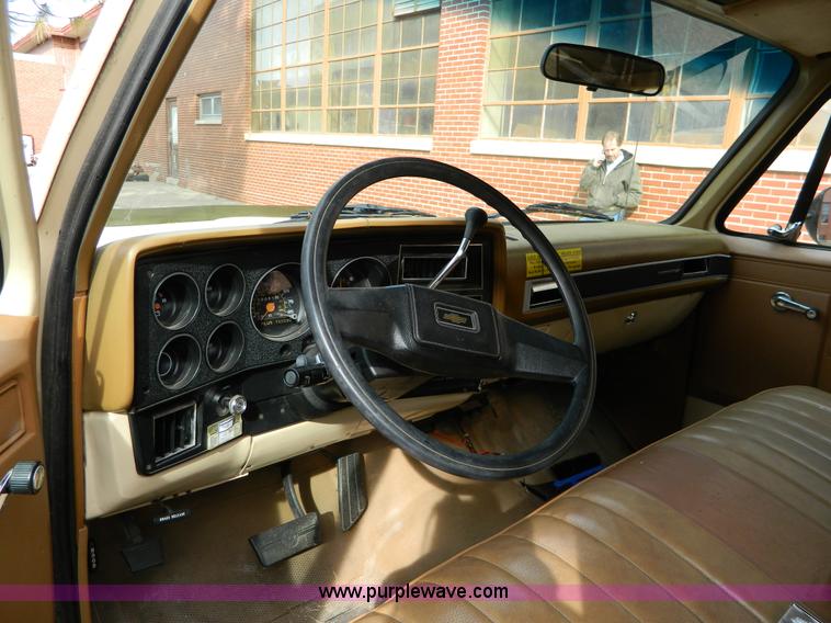 image for item D8622 1989 Chevrolet Suburban 1500 Scottsdale SUV