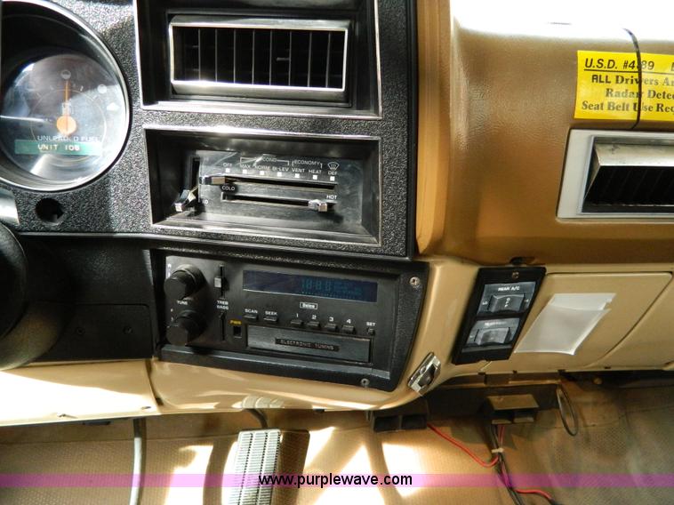image for item D8622 1989 Chevrolet Suburban 1500 Scottsdale SUV