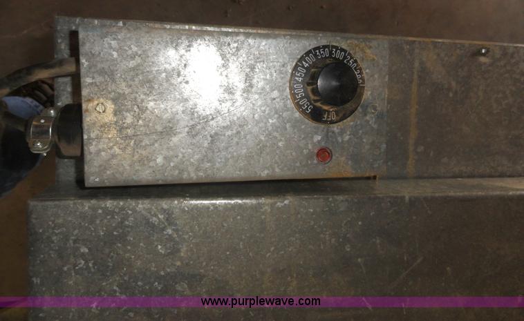 image for item G9174 Plastic molding machine