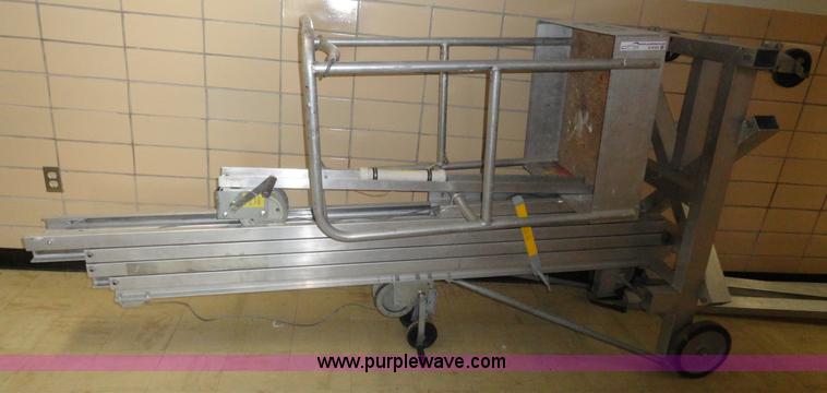 image for item G9183 Hand crank Genie lift