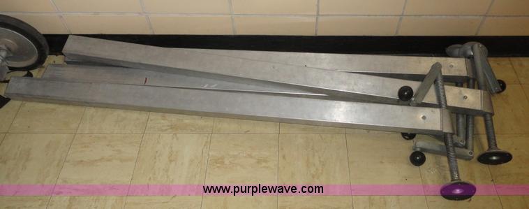 image for item G9183 Hand crank Genie lift