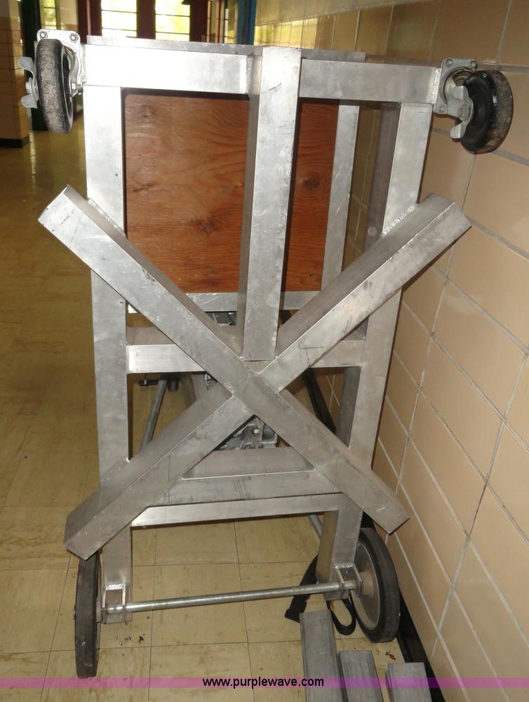 image for item G9183 Hand crank Genie lift