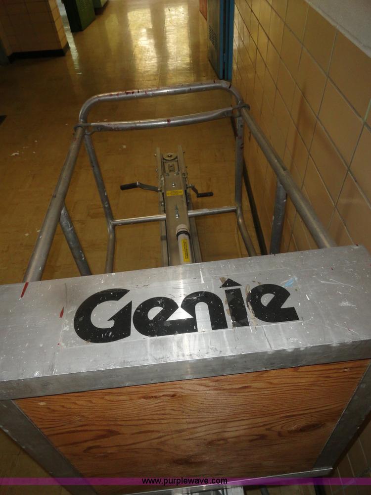 image for item G9183 Hand crank Genie lift