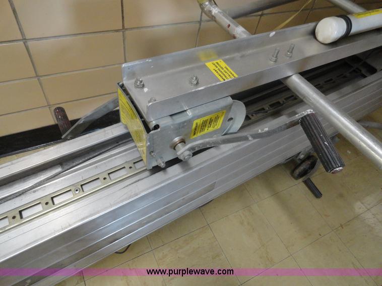 image for item G9183 Hand crank Genie lift