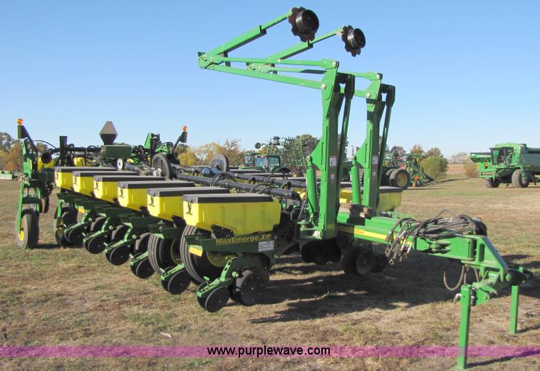 image for item A4619 2007 John Deere 1770NT 16 row planter