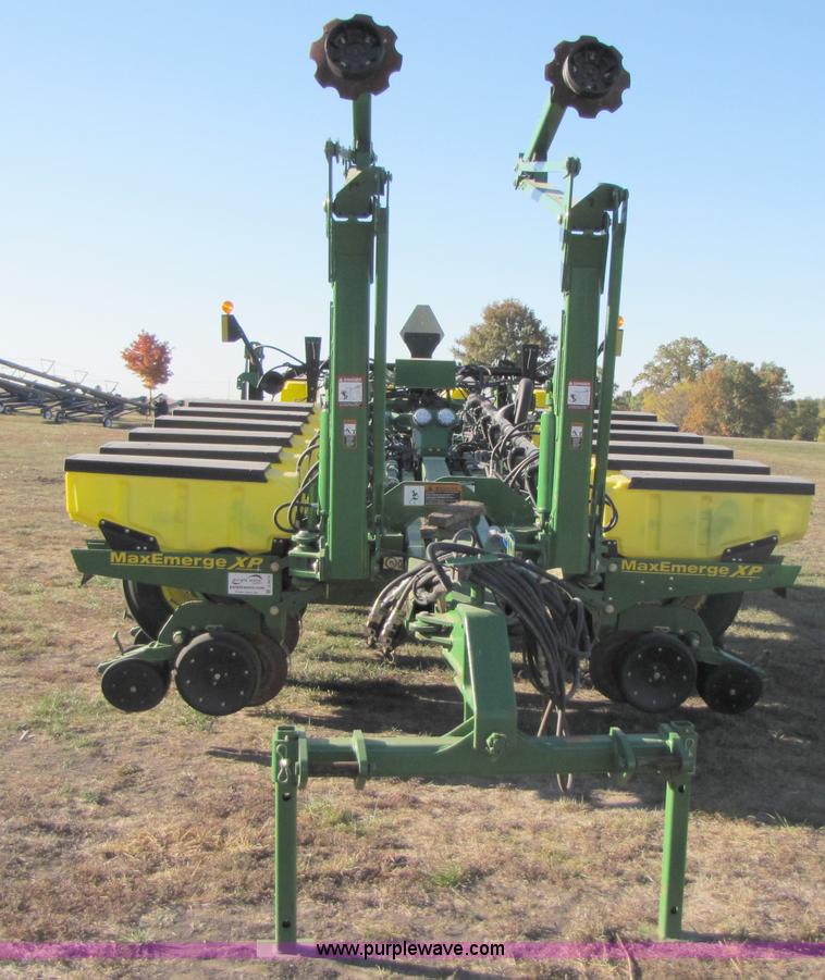 image for item A4619 2007 John Deere 1770NT 16 row planter