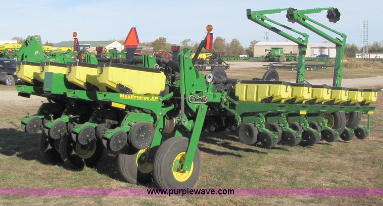 image for item A4619 2007 John Deere 1770NT 16 row planter