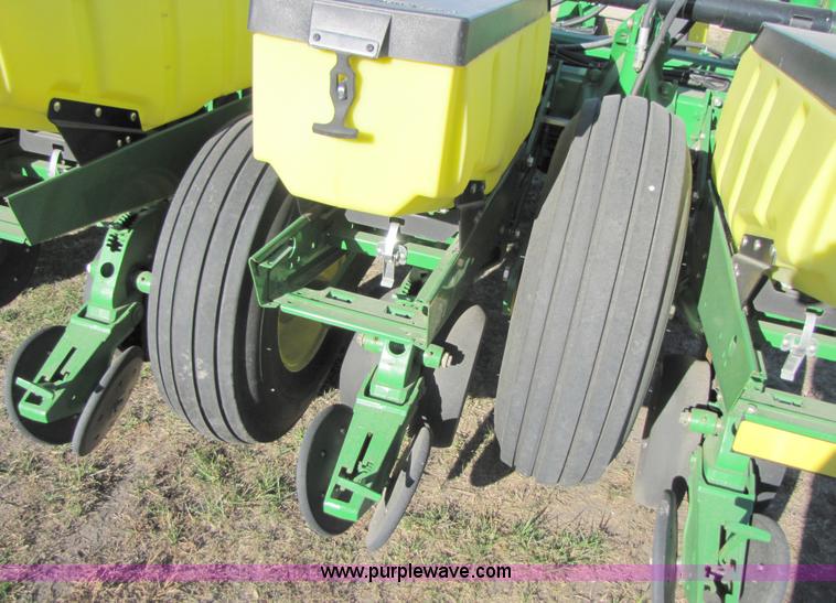 image for item A4619 2007 John Deere 1770NT 16 row planter