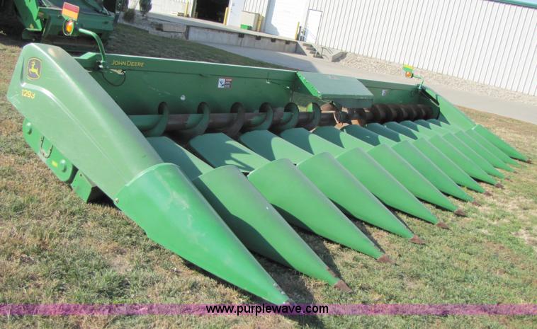 image for item A5167 2001 John Deere 1293 12 row corn head