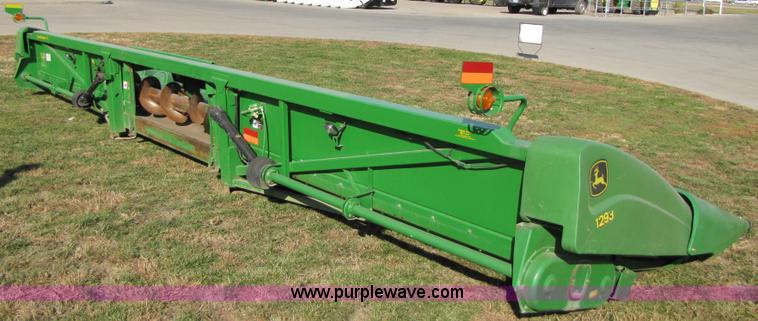 image for item A5167 2001 John Deere 1293 12 row corn head