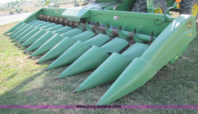 image for item A5167 2001 John Deere 1293 12 row corn head