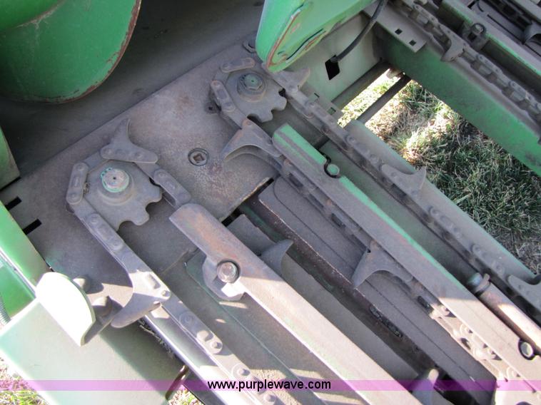 image for item A5167 2001 John Deere 1293 12 row corn head