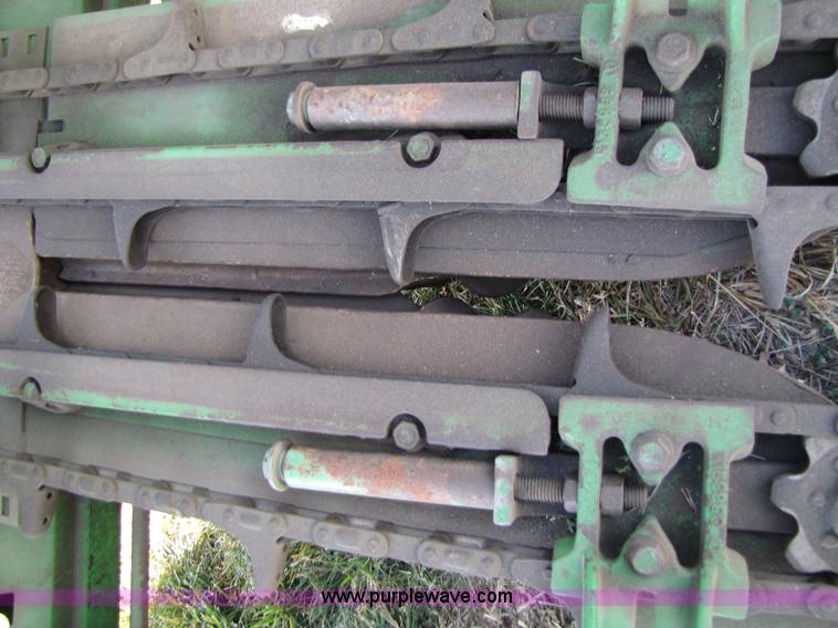 image for item A5167 2001 John Deere 1293 12 row corn head