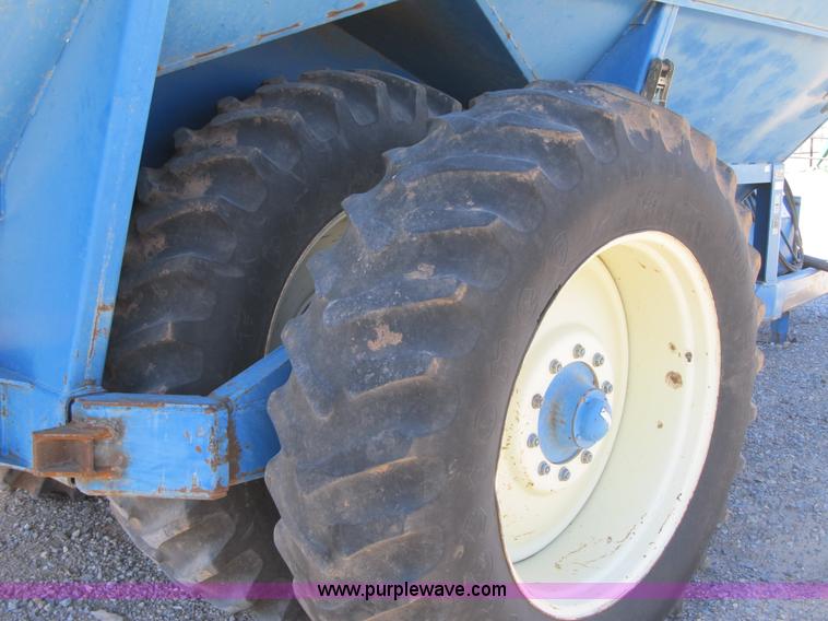 image for item A5222 1995 Kinze 1040 grain cart