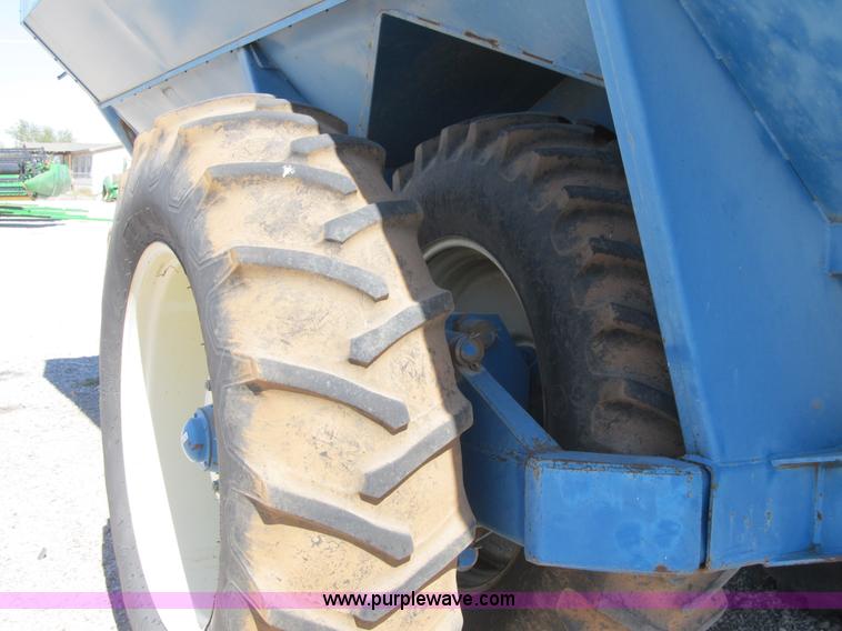 image for item A5222 1995 Kinze 1040 grain cart