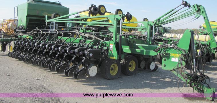 image for item B2000 2006 John Deere DB60 36 row planter