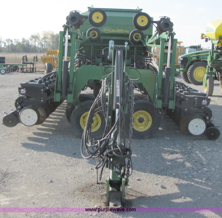 image for item B2000 2006 John Deere DB60 36 row planter