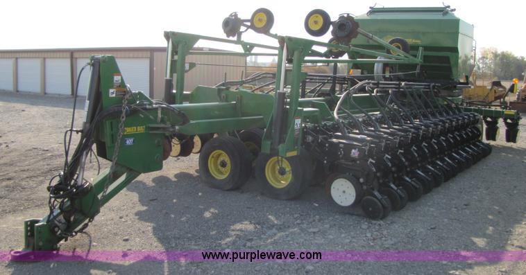 image for item B2000 2006 John Deere DB60 36 row planter