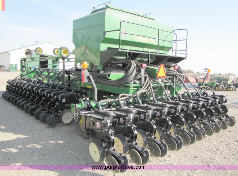 image for item B2000 2006 John Deere DB60 36 row planter