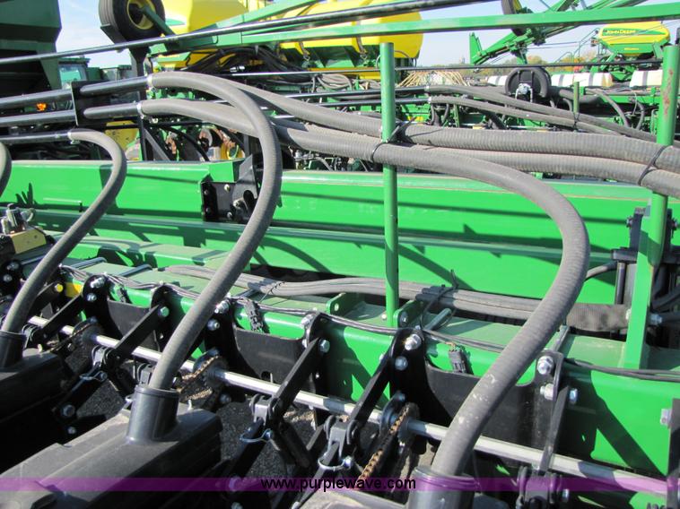 image for item B2000 2006 John Deere DB60 36 row planter
