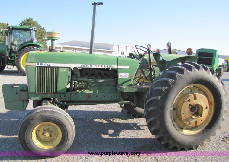 image for item B2016 1977 John Deere 2840 tractor