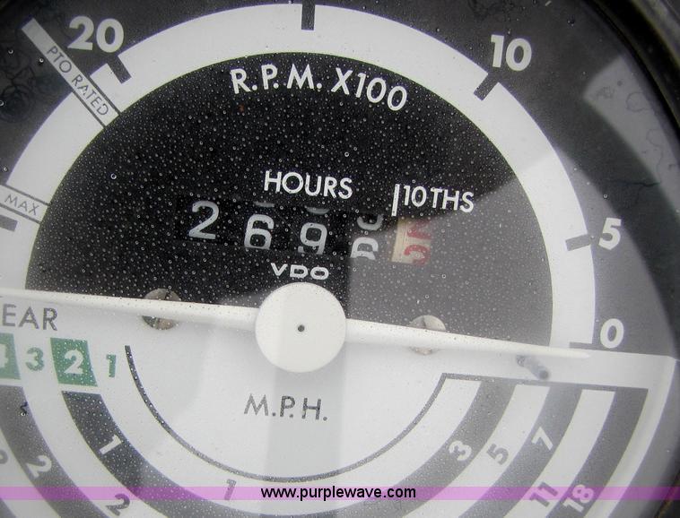 image for item B2016 1977 John Deere 2840 tractor