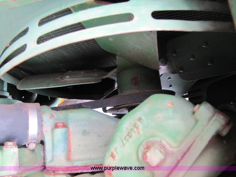 image for item B2016 1977 John Deere 2840 tractor