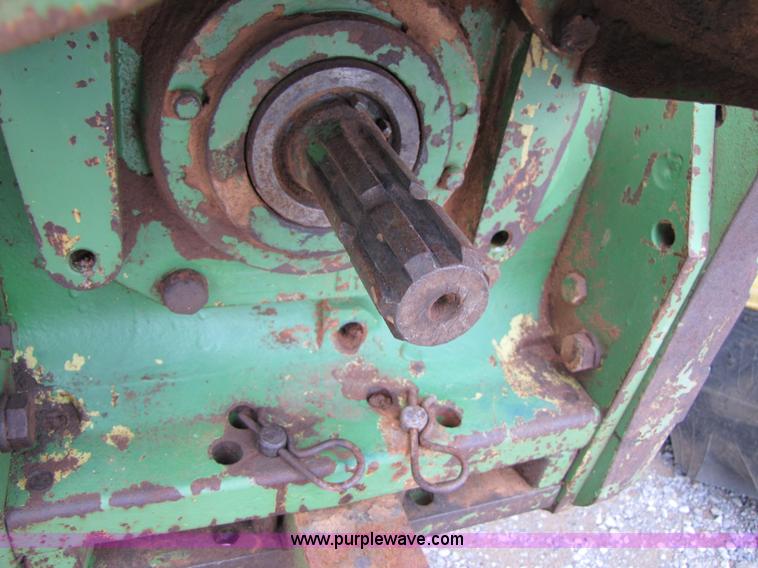 image for item B2016 1977 John Deere 2840 tractor