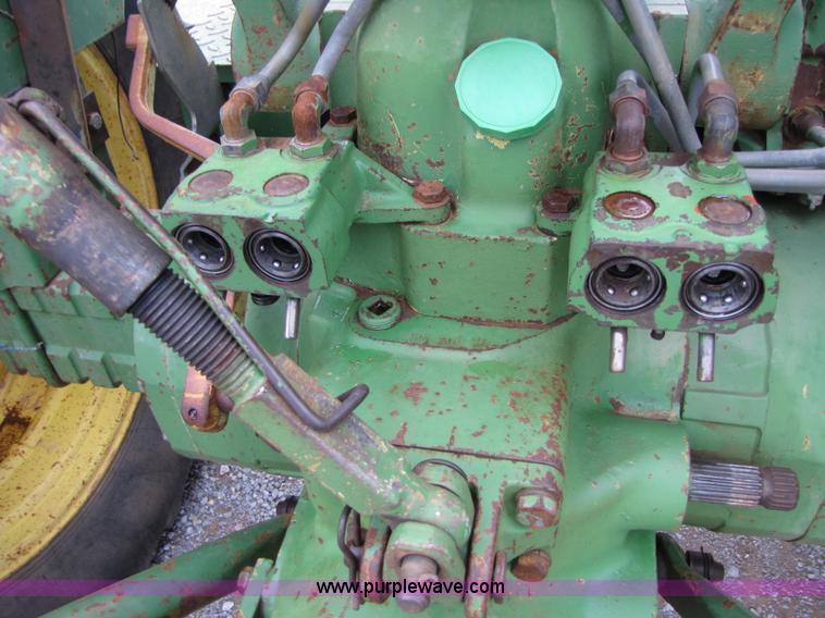 image for item B2016 1977 John Deere 2840 tractor