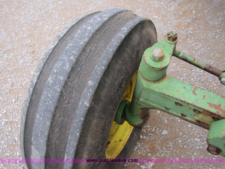 image for item B2016 1977 John Deere 2840 tractor