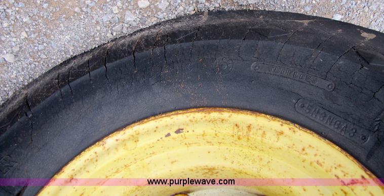 image for item B2016 1977 John Deere 2840 tractor