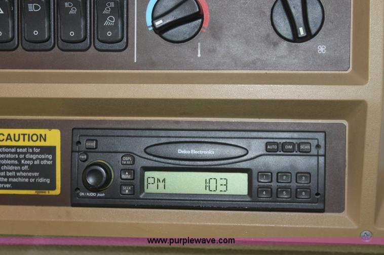 image for item B8652 2004 John Deere 4895 swather