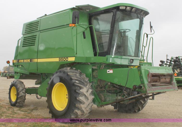 image for item B8653 1991 John Deere 9500 combine