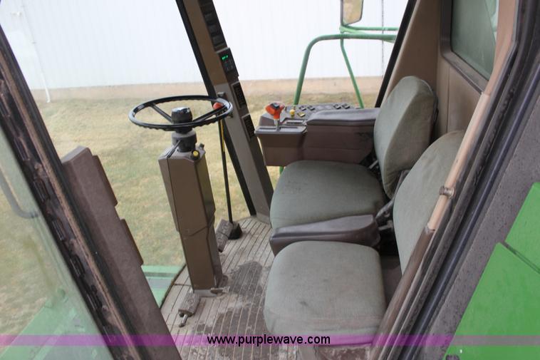image for item B8653 1991 John Deere 9500 combine