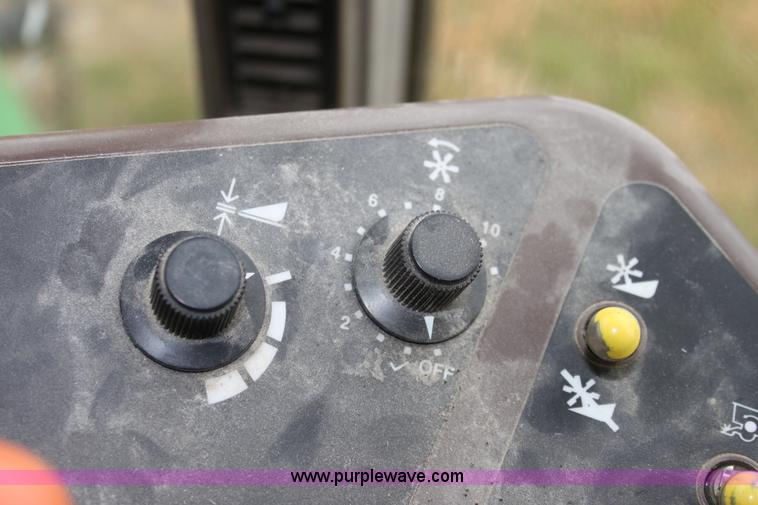 image for item B8653 1991 John Deere 9500 combine