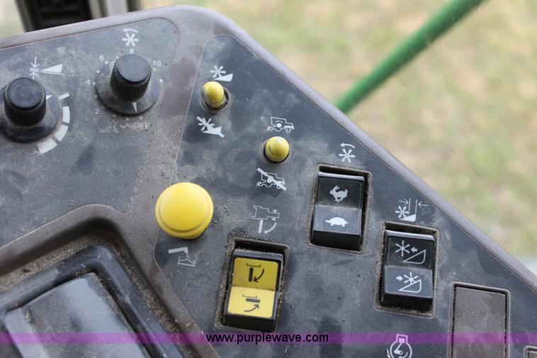 image for item B8653 1991 John Deere 9500 combine