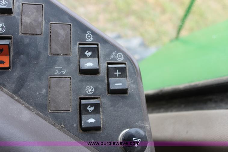 image for item B8653 1991 John Deere 9500 combine