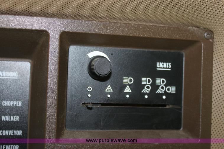 image for item B8653 1991 John Deere 9500 combine