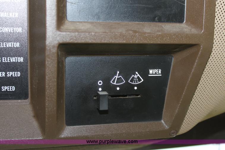 image for item B8653 1991 John Deere 9500 combine