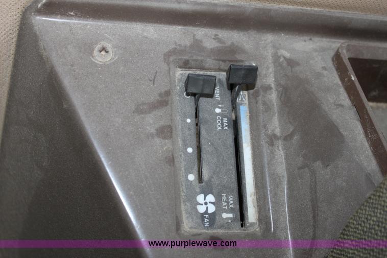 image for item B8653 1991 John Deere 9500 combine