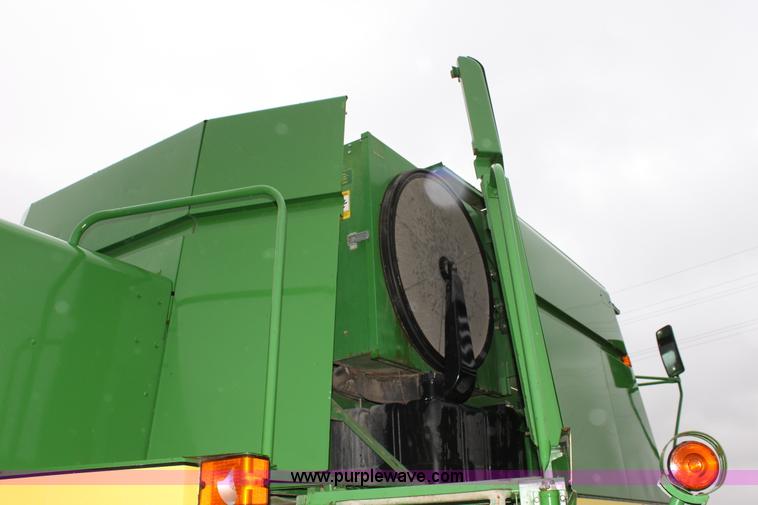 image for item B8653 1991 John Deere 9500 combine