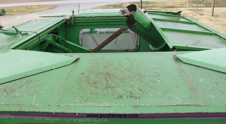 image for item B8653 1991 John Deere 9500 combine