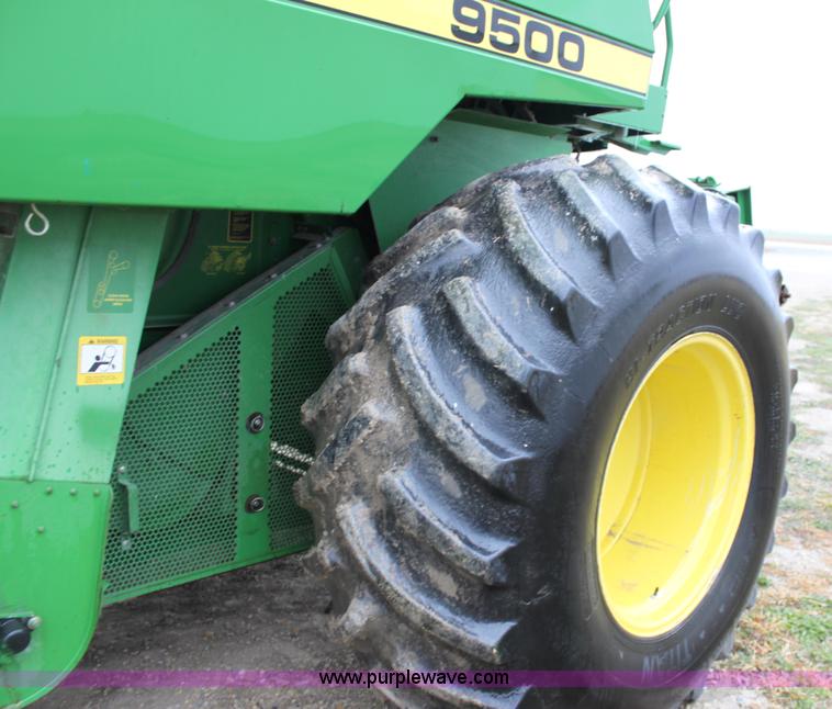 image for item B8653 1991 John Deere 9500 combine
