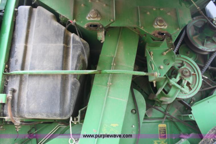 image for item B8653 1991 John Deere 9500 combine