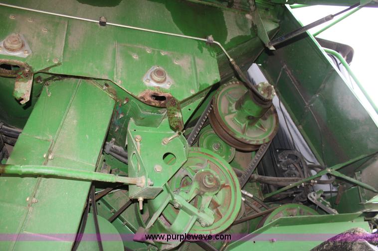 image for item B8653 1991 John Deere 9500 combine