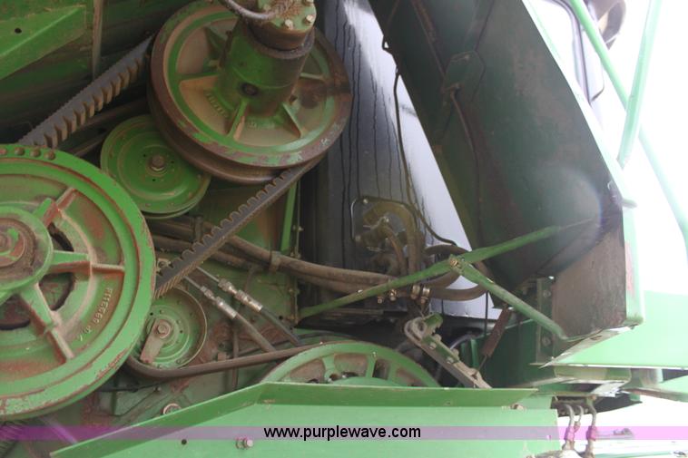 image for item B8653 1991 John Deere 9500 combine