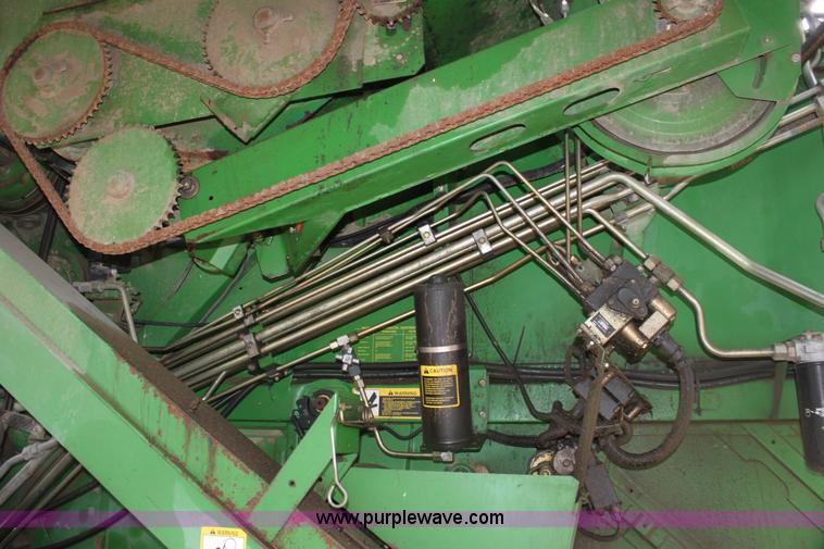 image for item B8653 1991 John Deere 9500 combine